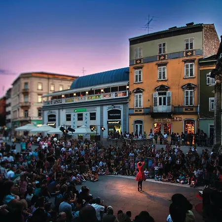 Apartamento Awesome In With Wifi