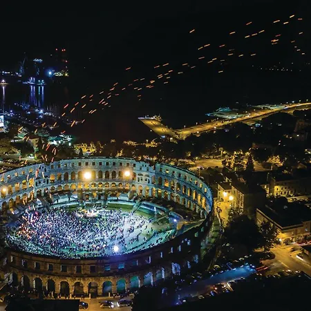 Apartamento Awesome In With Wifi Galižana